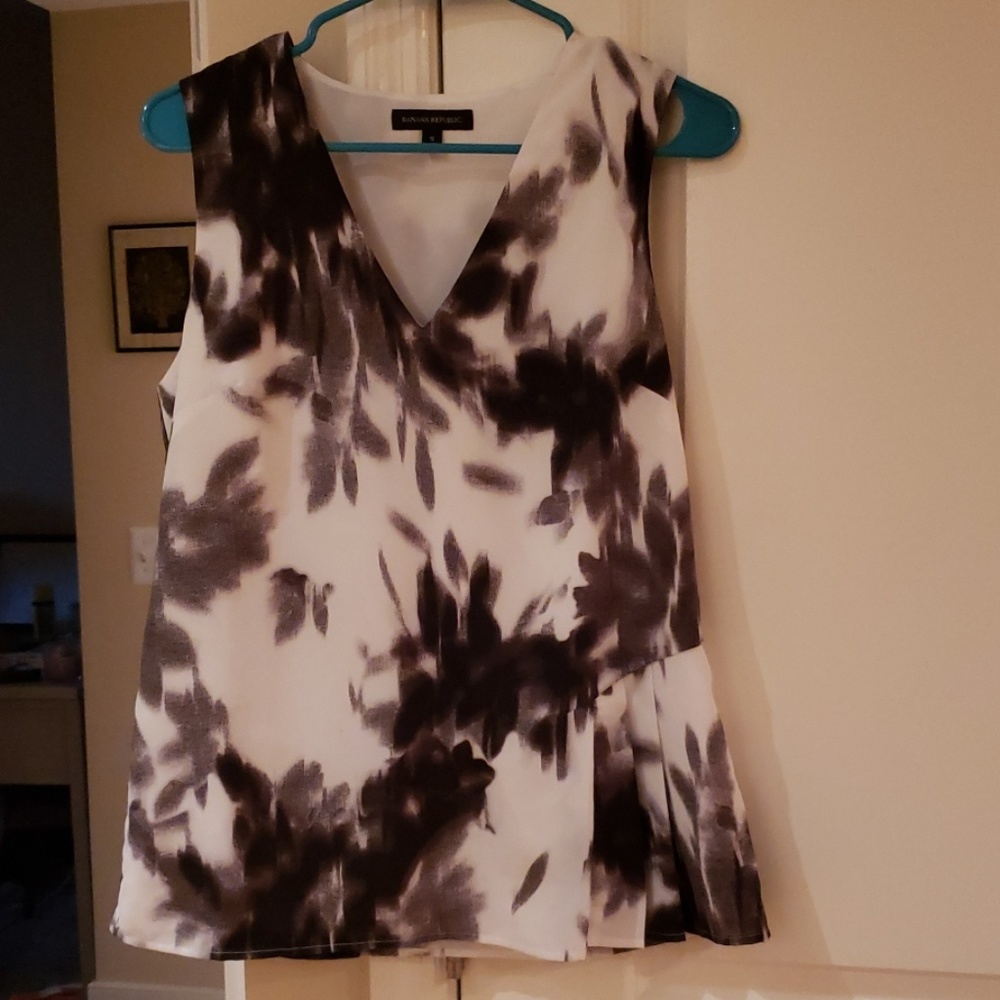 Unique floral top with pleated insert